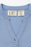 نمای نزدیک یقه شکافدار و دکمههای پیراهن خواب زنانه UP2 Fashion